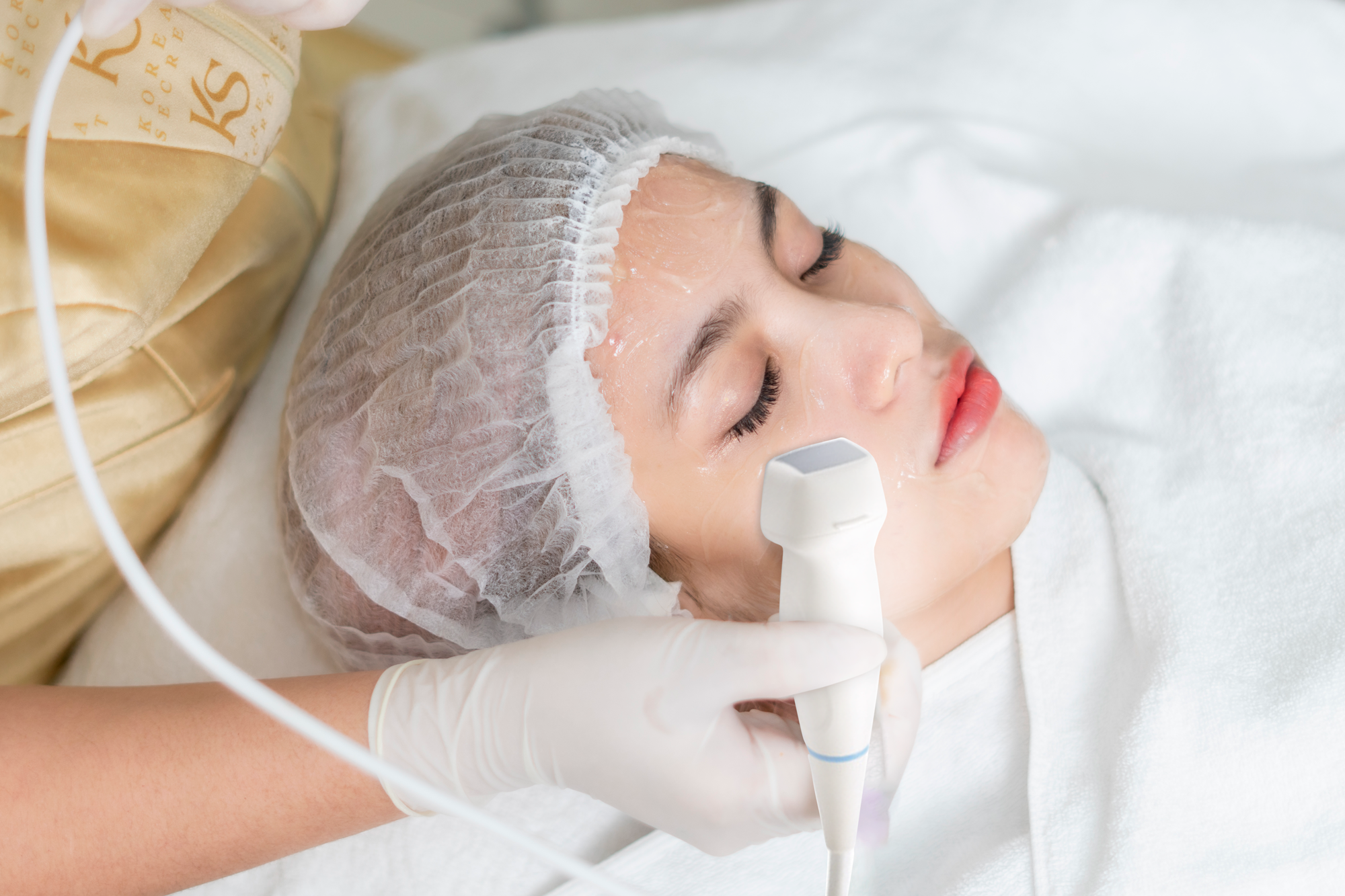Paciente fazendo ultrassom dermatológico da face para mapeamento de preenchedores