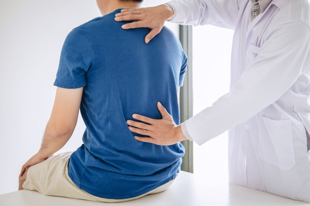 Paciente realizando exames para dor lombar em clínica de diagnóstico por imagem