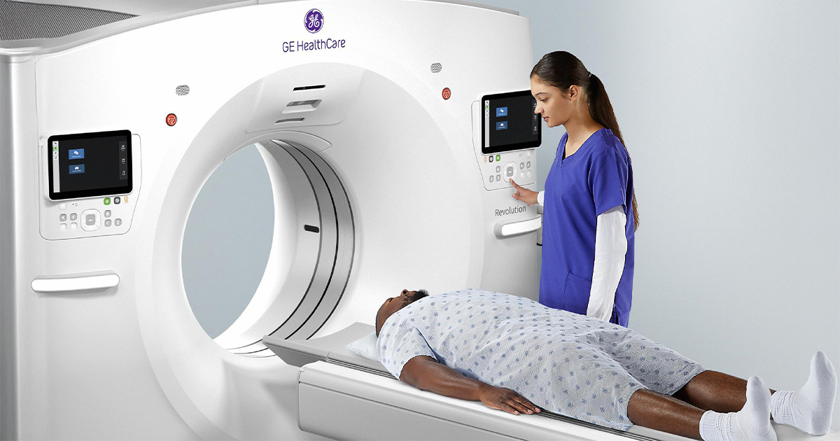 Paciente em tomógrafo Revolution Ascend utilizado para angiotomografia de coronárias em Goiânia
